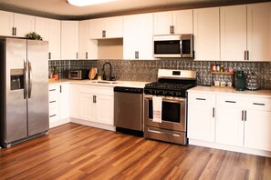 Een koelkast, een magnetron, een oven, een kookplaat