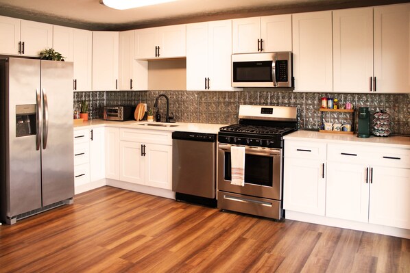 Køleskab, mikrobølgeovn, ovn, kogeplade