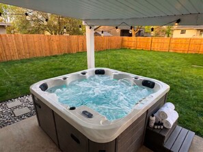 Outdoor spa tub - Cozy Ranch King Bed & Pet Friendly - Fenced Yard (Gahanna)