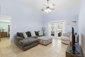 Smart TV - Family‑Ready Stay with Private Pool, Enclosed Yard, Dog-Friendly & Gas Grill! 🌞 (Vero Beach)