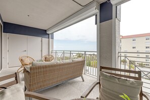 Property grounds - Luxurious 4BR Ocean‑View Retreat with Soaking Tub & Pool Access 🌊 (Cocoa Beach)