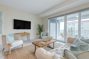 Smart TV - Luxurious 4BR Ocean‑View Retreat with Soaking Tub & Pool Access 🌊 (Cocoa Beach)