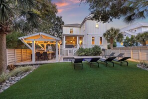 Outdoor dining - Spacious 6-bedroom home on IOP! Close to island amenities and private pool! (Isle Of Palms)