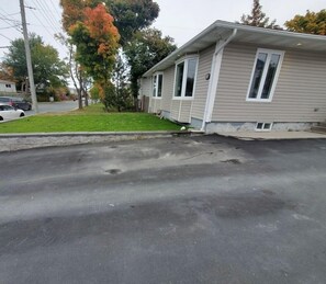 Property grounds - 3BR Less then 5 minutes from Downtown, Hospitals & Mall (St. John's)