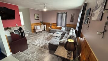 Smart TV, caminetto, stampante