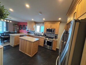 Fridge, microwave, oven, stovetop - 3BR Less then 5 minutes from Downtown, Hospitals & Mall (St. John's)