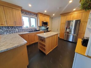 Microwave, oven, stovetop, dishwasher - 3BR Less then 5 minutes from Downtown, Hospitals & Mall (St. John's)