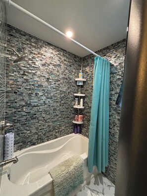 Hair dryer, towels, soap, shampoo - 3BR Less then 5 minutes from Downtown, Hospitals & Mall (St. John's)