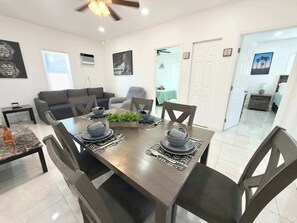 Dining - The Green Wave | Walk to Beach & Restaurants, Sleeps 6 (Hollywood)