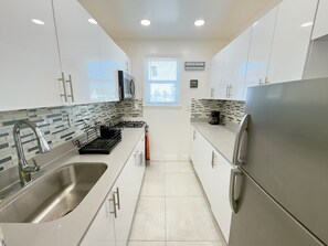 Fridge, microwave, oven, stovetop - The Green Wave | Walk to Beach & Restaurants, Sleeps 6 (Hollywood)