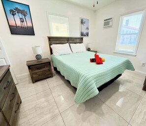 2 bedrooms, desk, iron/ironing board, travel cot - The Green Wave | Walk to Beach & Restaurants, Sleeps 6 (Hollywood)