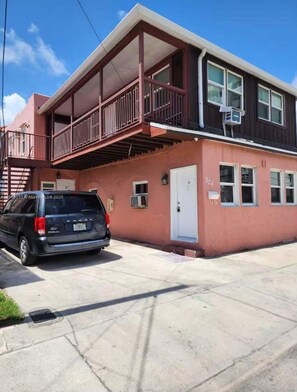 Exterior - The Green Wave | Walk to Beach & Restaurants, Sleeps 6 (Hollywood)