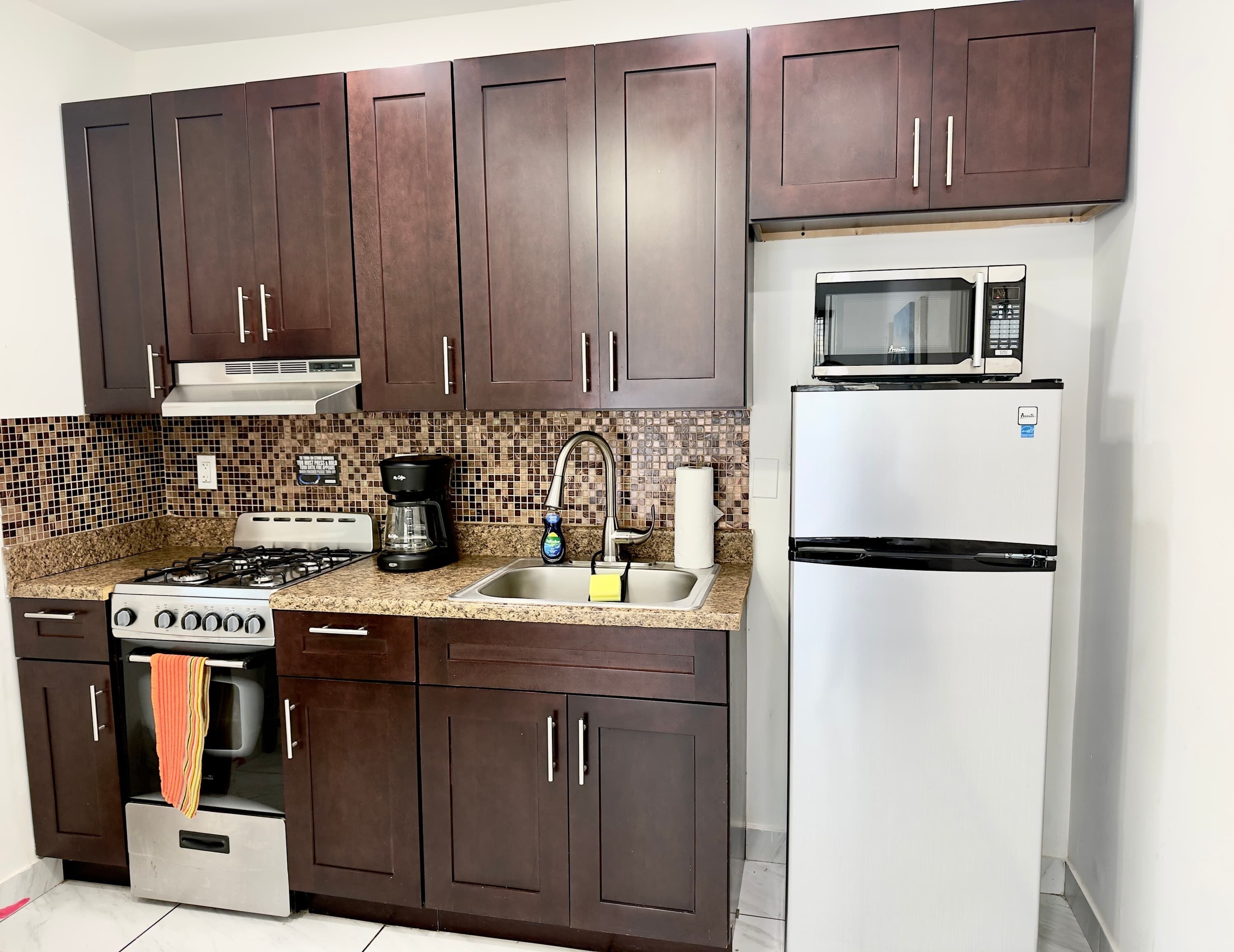 Geladeira, micro-ondas, fogão, cooktop