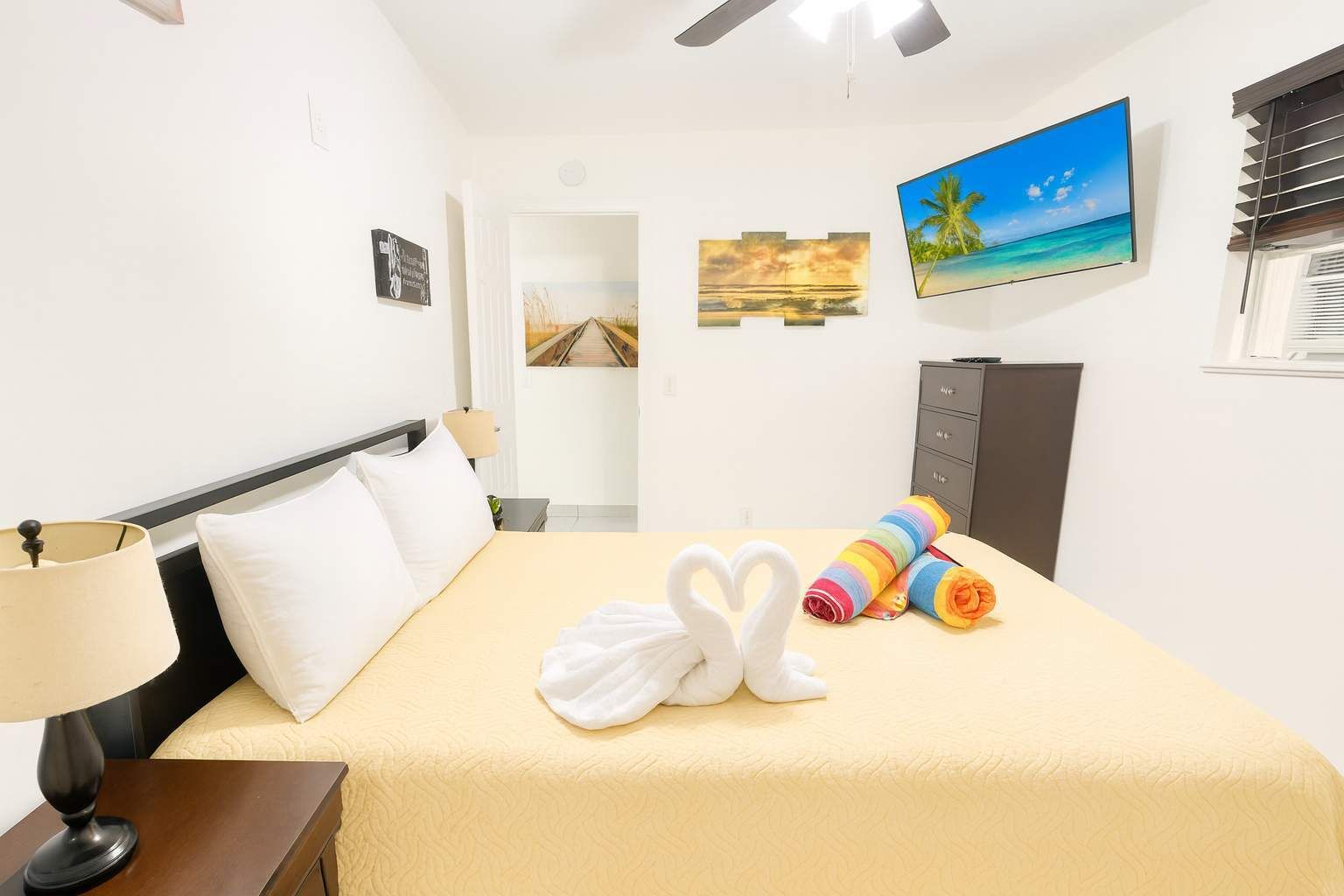 Schreibtisch, Bügeleisen/Bügelbrett, Reisekinderbett, WLAN