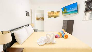 Escritorio, tabla de planchar con plancha, cuna de viaje y wifi