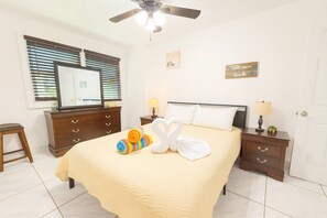 1 chambre, bureau, fer et planche à repasser, lit parapluie