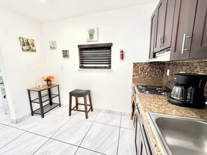 冰箱、微波炉、烤箱、炉灶