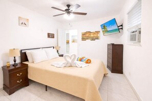 1 bedroom, desk, iron/ironing board, travel cot - 1BR Beach Apartment • Steps to Bars and Dining (Hollywood)