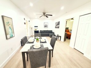 Dining - The Yellow Wave: 2BR by Hollywood Beach, Sleeps 6 (Hollywood)