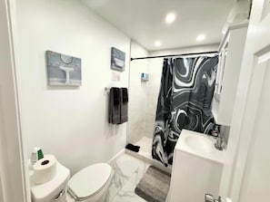 Shower, hair dryer, towels - The Yellow Wave: 2BR by Hollywood Beach, Sleeps 6 (Hollywood)