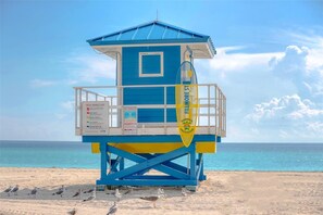 Ein Rettungsschwimmturm mit blauer und gelber Farbgebung, beschriftet mit 