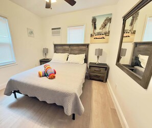 2 bedrooms, desk, iron/ironing board, travel cot - The Yellow Wave: 2BR by Hollywood Beach, Sleeps 6 (Hollywood)