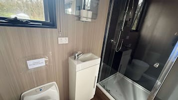 Een douche, een haardroger, handdoeken