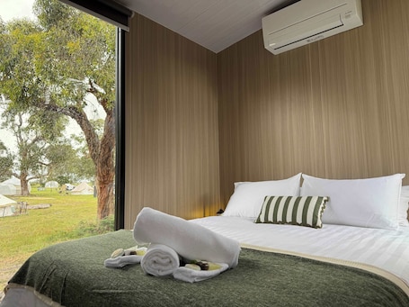 WiFi, bed sheets. Bush Hideaway X by Tiny Away