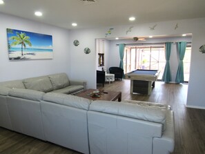 Smart TV - Tropical Retreat! Hot tub, pool, Kayaks, pool table, games and Gulf access. (Port Charlotte)