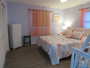 2 bedrooms, desk, iron/ironing board, travel cot - Tropical Retreat! Hot tub, pool, Kayaks, pool table, games and Gulf access. (Port Charlotte)