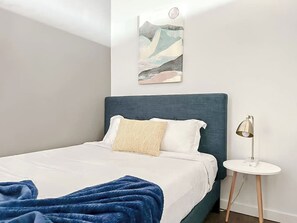 Escriptori, planxa i posts de planxar, wifi gratuïta i roba de llit 