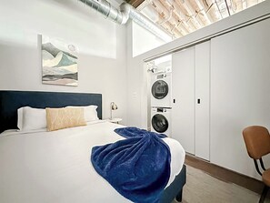 Room - Sleepover: Spacious 1BD/1BA Loft - Newton (Newton)