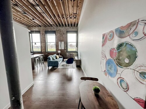 Sleepover | Spacious 1BD/1BA Loft - Newton