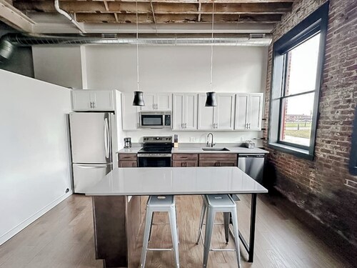Sleepover | Spacious 1BD/1BA Loft - Newton