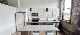 Sleepover | Spacious 1BD/1BA Loft - Newton