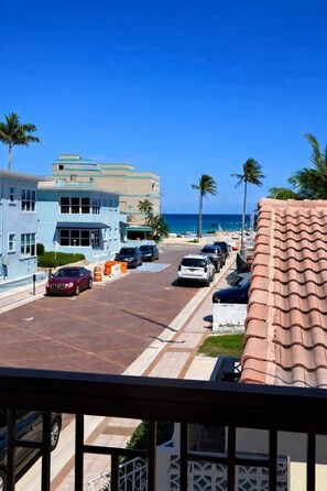 Property grounds - Walk to Beach & Restaurants• Cozy 1BR + Sea View (Hollywood)