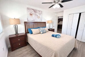1 bedroom, desk, iron/ironing board, travel cot - Walk to Beach & Restaurants• Cozy 1BR + Sea View (Hollywood)