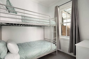 2 slaapkamers, een strijkplank/strijkijzer, reisbedje, wifi