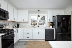 Fridge, microwave, oven, stovetop - Main Street Retreat- Charming home, new hot tub-sleeps 8 (Plymouth)