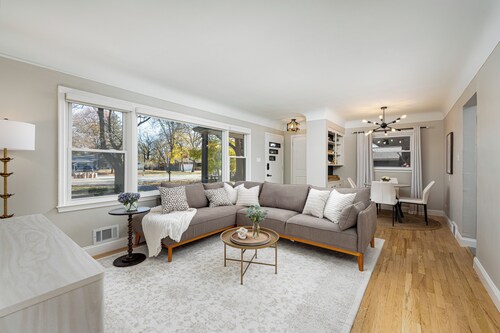 Main Street Retreat- Charming home, new hot tub-sleeps 8