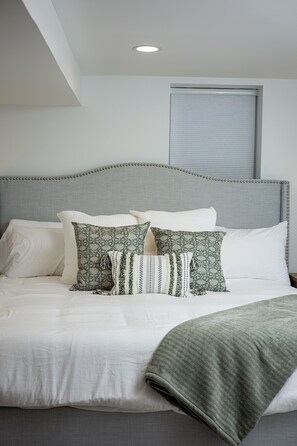 Iron/ironing board, travel crib, free WiFi, bed sheets