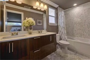 Sèche-cheveux, serviettes fournies, savon, papier toilette