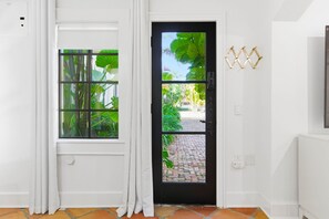 Interior - Tampa Studio: Near Stadium, Shops & Beaches (Tampa)
