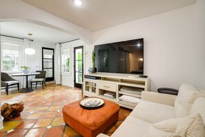 TV - Tampa Studio: Near Stadium, Shops & Beaches (Tampa)