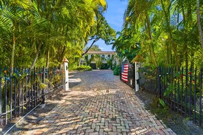 Property grounds - Tampa Studio: Near Stadium, Shops & Beaches (Tampa)