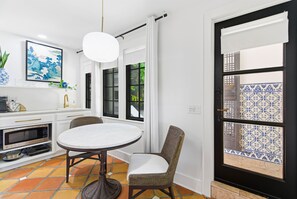 Dining - Tampa Studio: Near Stadium, Shops & Beaches (Tampa)
