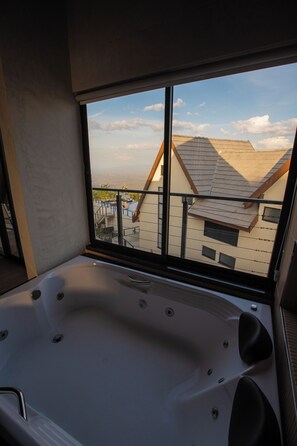 ดีลักซ์ชาเลท์, เตียงคิงไซส์ 1 เตียง และโซฟาเบด | อ่างสปาส่วนตัว