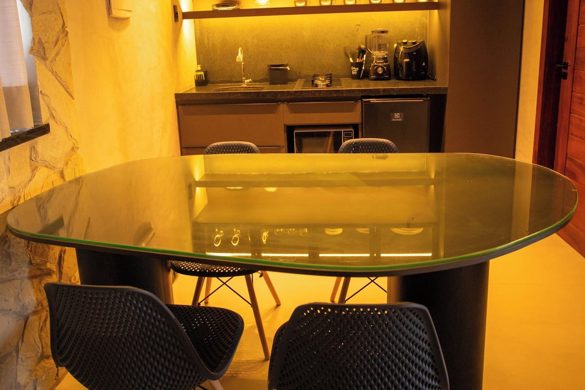 Frigorífico grande, horno, placa de cocina y utensilios de cocina