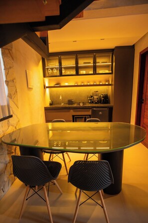 Frigorífico grande, horno, placa de cocina y utensilios de cocina