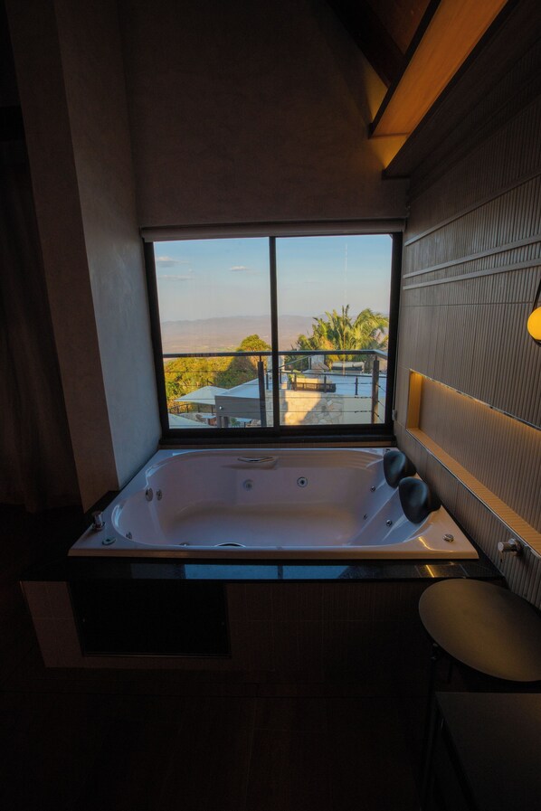 Chalet Deluxe, 1 cama de matrimonio grande con sofá cama | Bañera de hidromasaje privada